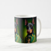 Doberman Dog in St. Patrick's Day Dress Kaffeetasse (VorderseiteRechts)