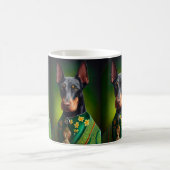 Doberman Dog in St. Patrick's Day Dress Kaffeetasse (Mittel)