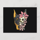 Doberman Dog mit Blume Postkarte (Vorderseite)