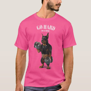 Doberman Dog Muskeltraining mit Dumbell in Fitn T-Shirt
