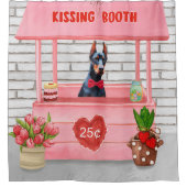 Doberman Dog Valentine's Day Kissing Booth Duschvorhang (Vorderseite)
