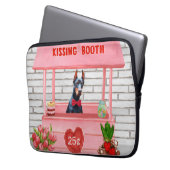 Doberman Dog Valentine's Day Kissing Booth Laptopschutzhülle (Vorderseite Links)
