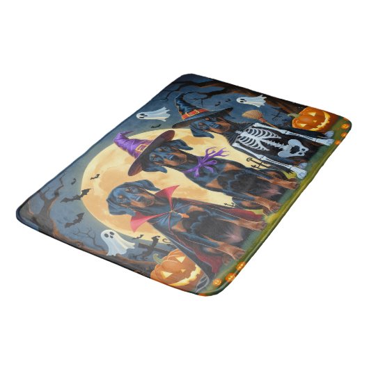 Doberman Dogs Pumpkin Halloween Funny Badematte (Schrägansicht)