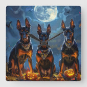 Doberman Halloween Spooky Quadratische Wanduhr (Vorderseite)