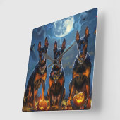 Doberman Halloween Spooky Quadratische Wanduhr (Winkel)