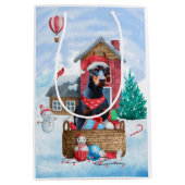 Doberman Hund im Schnee Weihnachtshundehaus Mittlere Geschenktüte (Vorderseite)