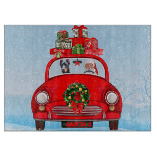 Doberman Hund in Auto mit dem Weihnachtsmann Schneidebrett