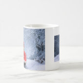 Doberman Hund in Schnee sitzen im Weihnachtswagen Kaffeetasse (Mittel)