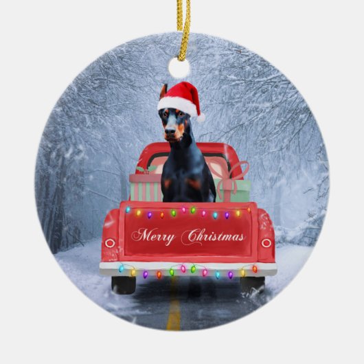 Doberman Hund in Schnee sitzen im Weihnachtswagen Keramik Ornament (Vorne)
