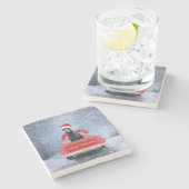 Doberman Hund in Schnee sitzen im Weihnachtswagen Steinuntersetzer (Seitenansicht)