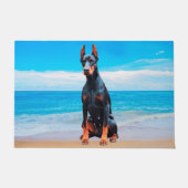 Doberman Hund sitzt am Strand Fußmatte (Vorderseite)