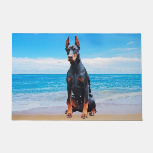 Doberman Hund sitzt am Strand Fußmatte (Vorderseite)