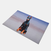 Doberman Hund sitzt am Strand Fußmatte (Schrägansicht)