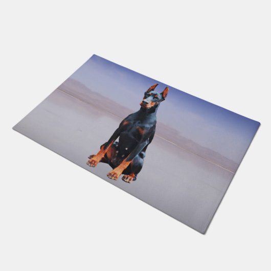 Doberman Hund sitzt am Strand Fußmatte (Schrägansicht)