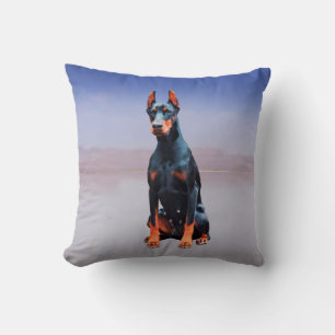 Doberman Hund sitzt am Strand Kissen