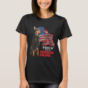 Doberman ist stolz auf einen amerikanischen Soldat T-Shirt
