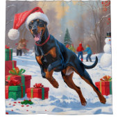 Doberman läuft im Schnee mit Weihnachtshut Duschvorhang (Vorderseite)