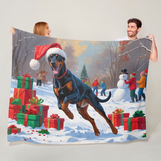 Doberman läuft im Schnee mit Weihnachtshut Fleecedecke (Beispiel)