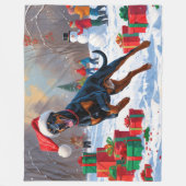 Doberman läuft im Schnee mit Weihnachtshut Fleecedecke (Vorderseite)