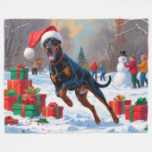 Doberman läuft im Schnee mit Weihnachtshut Fleecedecke (Vorderseite (Horizontal))