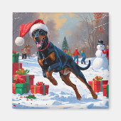 Doberman läuft im Schnee mit Weihnachtshut Magnet (Vorne)