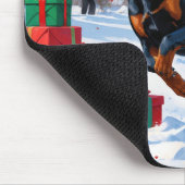 Doberman läuft im Schnee mit Weihnachtshut Mousepad (Ecke)