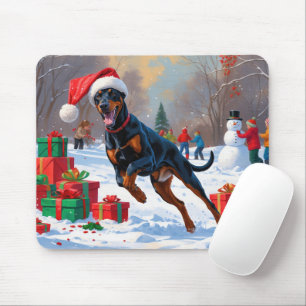 Doberman läuft im Schnee mit Weihnachtshut Mousepad