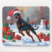 Doberman läuft im Schnee mit Weihnachtshut Mousepad (Vorne)