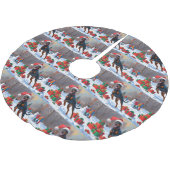Doberman läuft im Schnee mit Weihnachtshut Polyester Weihnachtsbaumdecke (Schrägansicht)
