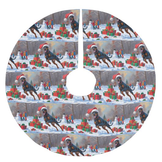 Doberman läuft im Schnee mit Weihnachtshut Polyester Weihnachtsbaumdecke (Vorderseite)