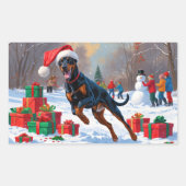 Doberman läuft im Schnee mit Weihnachtshut Rechteckiger Aufkleber (Vorderseite)