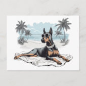 Doberman mit Sonnenbrille am Strand Postkarte (Vorderseite)