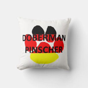 Doberman pinscher auf der Pfote Kissen