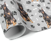 Doberman Pinscher Dog Paw Print Pattern Geschenkpapier (Rolleneckpunkt)