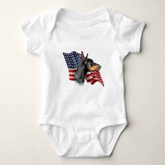 Doberman Pinscher Flag Baby Strampler (Vorderseite)