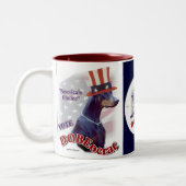 Doberman Pinscher gibt Tasse (Links)