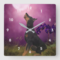 Doberman Pinscher im Blick auf den Mond