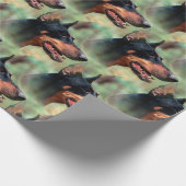 Doberman Pinscher im Wald Geschenkpapier (Ecke)