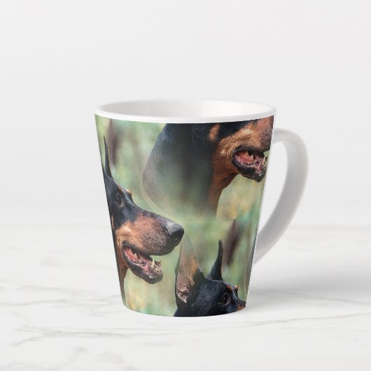 Doberman Pinscher im Wald Milchtasse (Rechte Ecke)