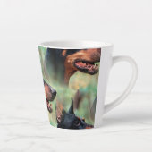 Doberman Pinscher im Wald Milchtasse (Rechts)