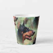 Doberman Pinscher im Wald Milchtasse (Vorderseite)
