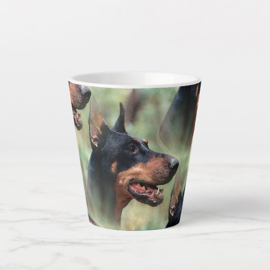 Doberman Pinscher im Wald Milchtasse (Vorderseite)