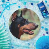 Doberman Pinscher im Wald Pappteller (Party)