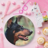 Doberman Pinscher im Wald Pappteller (Party)