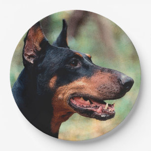 Doberman Pinscher im Wald Pappteller