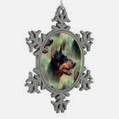 Doberman Pinscher im Wald Schneeflocken Zinn-Ornament (Links)