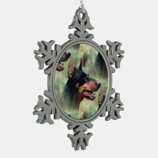 Doberman Pinscher im Wald Schneeflocken Zinn-Ornament (Links)