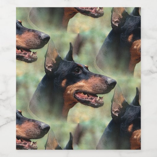 Doberman Pinscher im Wald Weinetikett (Einzelnes Label)