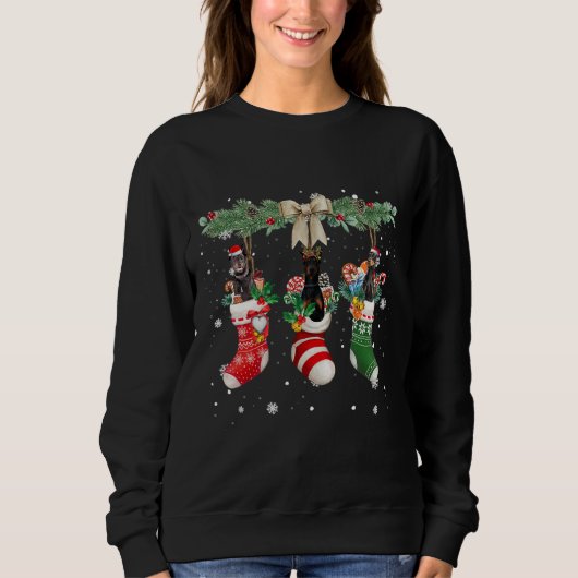 Doberman Pinscher in Weihnachtssocken Sweatshirt (Vorderseite)