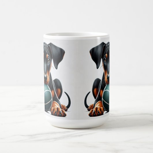Doberman Pinscher Puppy hält einen Ball Kaffeetasse (Mittel)